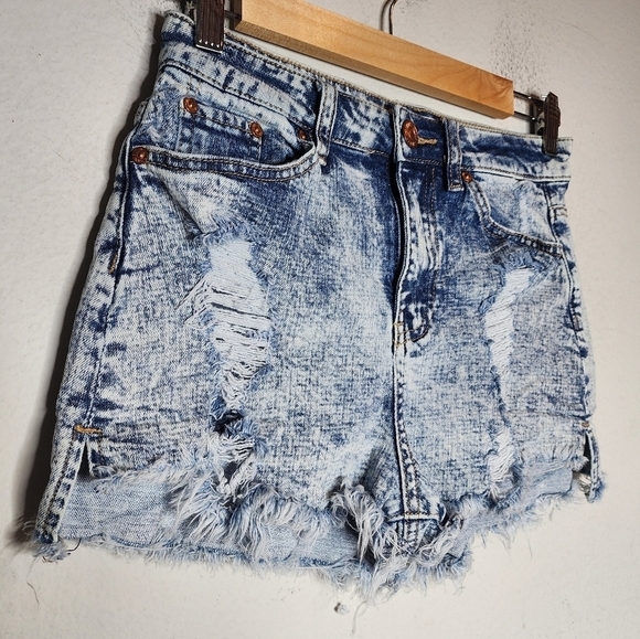 Almost Famous highrise acid wash jean shorts. - Picture 6 of 13